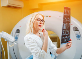Czym jest tomografia komputerowa głowy?