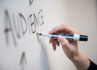 Jak budować zaangażowanie odbiorców za pomocą marketingu szeptanego?