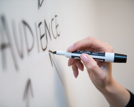 Jak budować zaangażowanie odbiorców za pomocą marketingu szeptanego?