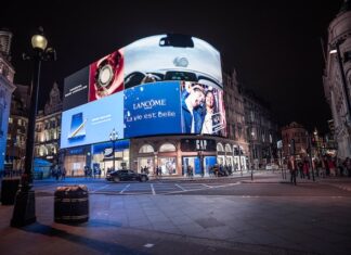 Jak zaprojektować skuteczną reklamę outdoorową