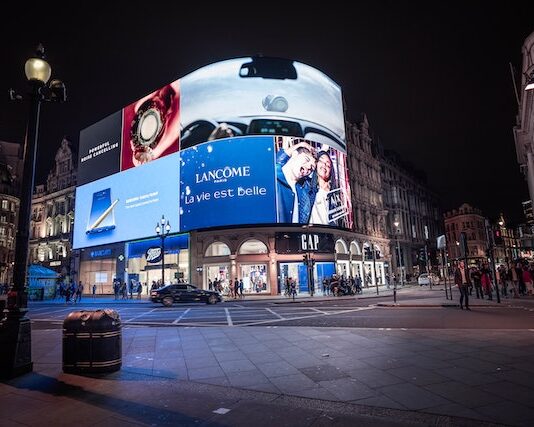 Jak zaprojektować skuteczną reklamę outdoorową