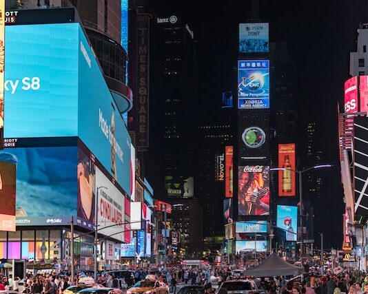 Jakie są korzyści wynikające z wykorzystania billboardów cyfrowych w reklamie zewnętrznej