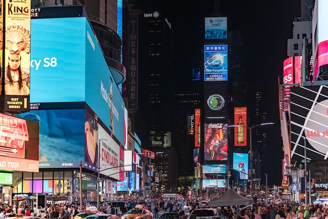 Jakie są korzyści wynikające z wykorzystania billboardów cyfrowych w reklamie zewnętrznej