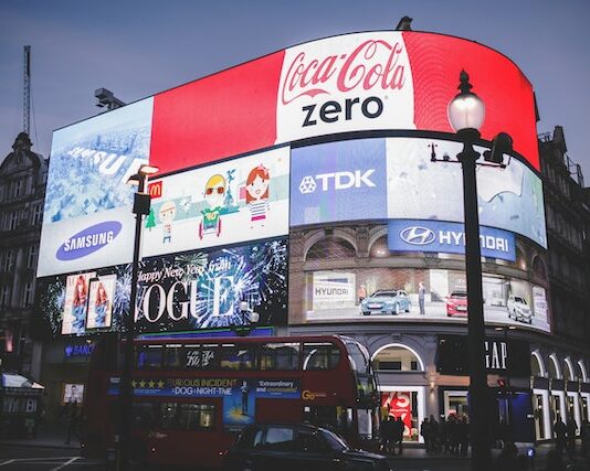 Jak zmierzyć skuteczność kampanii reklamowej na billboardzie