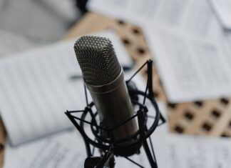 Czym różni się reklama radiowa od innych form reklamy