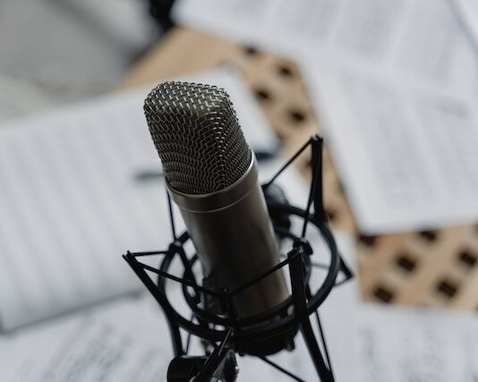 Czym różni się reklama radiowa od innych form reklamy