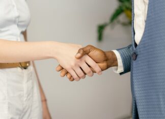 Jak negocjować umowy handlowe w sprzedaży B2B