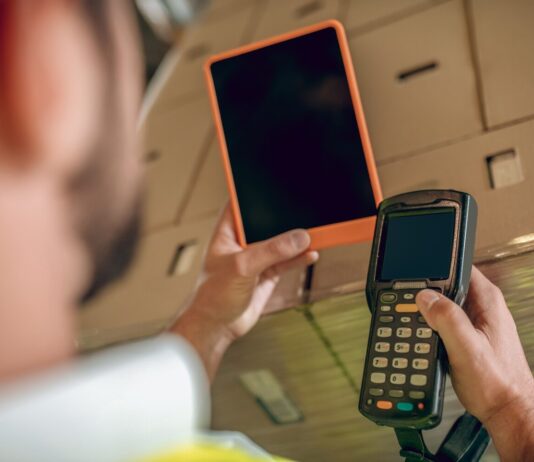 Od przyjęcia towaru do sprzedaży – jak działa system identyfikacji produktów? Od przyjęcia towaru do sprzedaży – jak działa system identyfikacji produktów