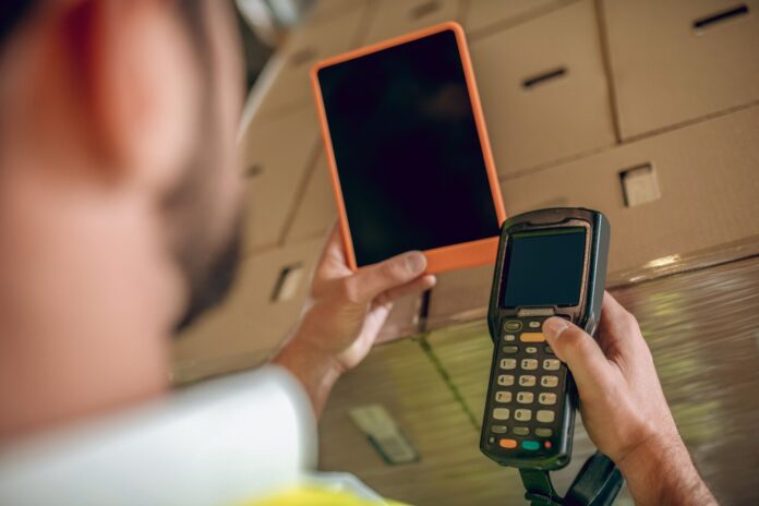 Od przyjęcia towaru do sprzedaży – jak działa system identyfikacji produktów